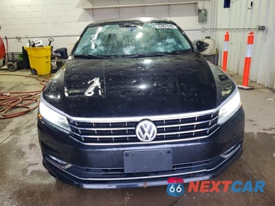 Piąte zdjęcie samochodu w środku: 2017 VOLKSWAGEN PASSAT SE VIN:1VWBT7A34HC050893 - miniatura