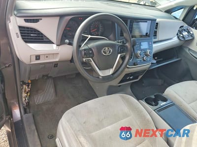 Zdjęcie 8 z 13 samochodu: 2017 TOYOTA SIENNA LE VIN:5TDKZ3DC1HS808029 - miniatura