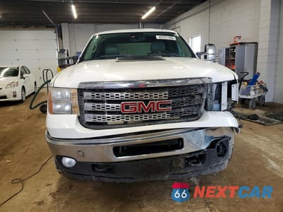 Piąte zdjęcie samochodu w środku: 2011 GMC SIERRA K2500 SLT VIN:1GT121E86BF164954 - miniatura