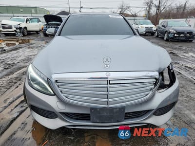 Piąte zdjęcie samochodu w środku: 2015 MERCEDES-BENZ C 300 4MATIC VIN:55SWF4KB4FU026172 - miniatura