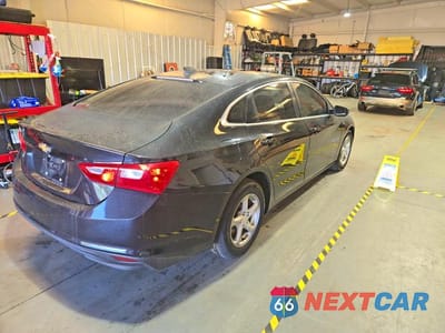 Czwarte zdjęcie samochodu z boku: 2018 CHEVROLET MALIBU LS VIN:1G1ZB5ST8JF120318 - miniatura