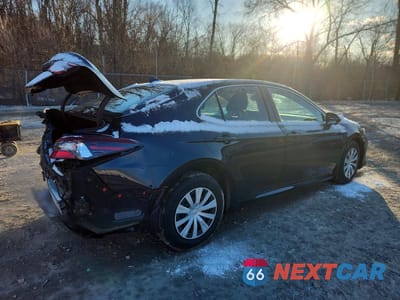 Trzecie zdjęcie samochodu z tyłu: 2021 TOYOTA CAMRY HYBRID LE VIN:4T1H31AK9MU027014 - miniatura