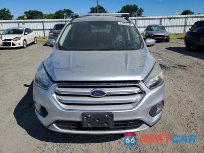 Piąte zdjęcie samochodu w środku: 2018 FORD ESCAPE SE VIN:1FMCU9GD4JUA24659 - miniatura