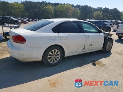 Trzecie zdjęcie samochodu z tyłu: 2015 VOLKSWAGEN PASSAT S VIN:1VWAS7A36FC013940 - miniatura