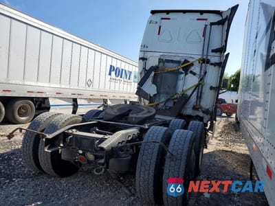 Czwarte zdjęcie samochodu z boku: 2023 FREIGHTLINER CASCADIA 126 SEMI TRUCK VIN:3AKJHHDR2PSUL8934 - miniatura