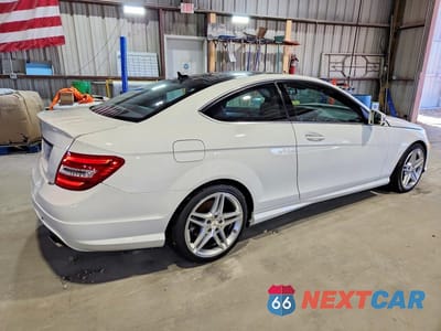 Trzecie zdjęcie samochodu z tyłu: 2015 MERCEDES-BENZ C 350 4MATIC VIN:WDDGJ8JB2FG415479 - miniatura