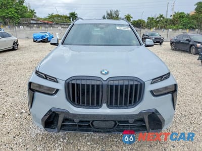 Piąte zdjęcie samochodu w środku: 2025 BMW X7 XDRIVE40I VIN:5UX23EM0XS9Y68348 - miniatura