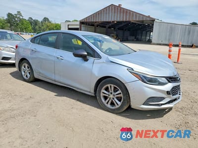 Czwarte zdjęcie samochodu z boku: 2018 CHEVROLET CRUZE LT VIN:1G1BE5SM3J7164187 - miniatura