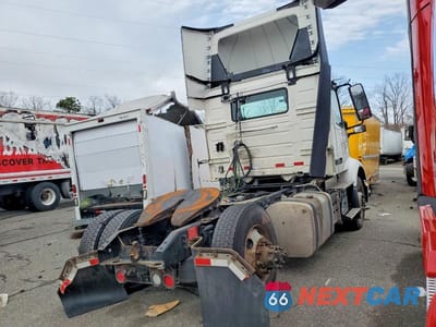 Czwarte zdjęcie samochodu z boku: 2022 VOLVO VNR SEMI TRUCK VIN:4V4W19EGXNN285547 - miniatura