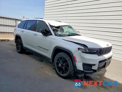 Czwarte zdjęcie samochodu z boku: 2024 JEEP GRAND CHEROKEE L LAREDO VIN:1C4RJKAG0R8517759 - miniatura