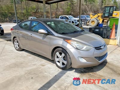 Czwarte zdjęcie samochodu z boku: 2013 HYUNDAI ELANTRA GLS VIN:5NPDH4AE5DH314439 - miniatura