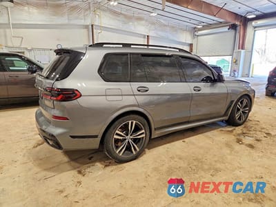 Trzecie zdjęcie samochodu z tyłu: 2025 BMW X7 XDRIVE40I VIN:5UX23EM02S9Z45441 - miniatura