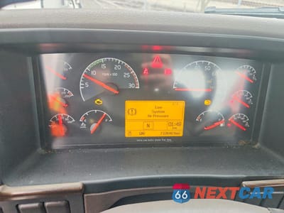 Zdjęcie 8 z 10 samochodu: 2017 VOLVO VNL SEMI TRUCK VIN:4V4N39TG1HN988211 - miniatura