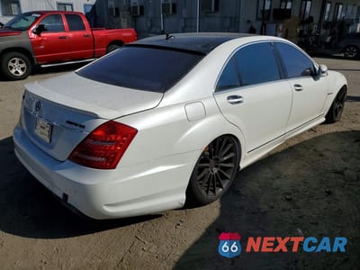 Trzecie zdjęcie samochodu z tyłu: 2013 MERCEDES-BENZ S 550 VIN:WDDNG7DB8DA498007 - miniatura