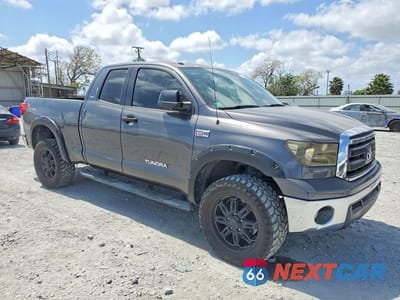 Czwarte zdjęcie samochodu z boku: 2013 TOYOTA TUNDRA GRADE VIN:5TFRY5F1XDX142429 - miniatura