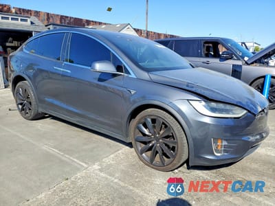 Czwarte zdjęcie samochodu z boku: 2017 TESLA MODEL X VIN:5YJXCAE25HF038102 - miniatura