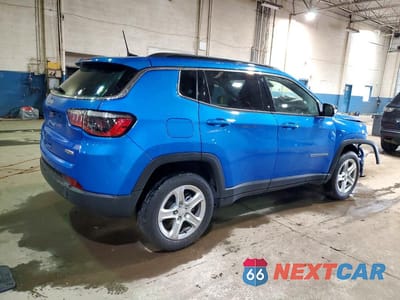 Trzecie zdjęcie samochodu z tyłu: 2023 JEEP COMPASS LATITUDE VIN:3C4NJDBN3PT520113 - miniatura