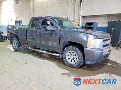 Czwarte zdjęcie samochodu z boku: 2010 CHEVROLET SILVERADO K1500 LS VIN:1GCSKREA9AZ128873 - miniatura