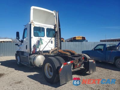 Trzecie zdjęcie samochodu z tyłu: 2016 FREIGHTLINER CASCADIA 125 SEMI TRUCK VIN:1FUBGEDV9GLHC5703 - miniatura