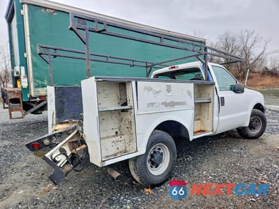 Trzecie zdjęcie samochodu z tyłu: 2004 FORD F250 SUPER DUTY UTILITY / SERVICE TRUCK VIN:1FDNF20L04EC88388 - miniatura