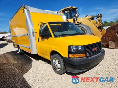 Czwarte zdjęcie samochodu z boku: 2022 GMC SAVANA BOX TRUCK VIN:7GZ37TC79NN001938 - miniatura