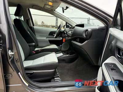 Piąte zdjęcie samochodu w środku: 2014 TOYOTA PRIUS C TWO VIN:JTDKDTB39E1572823 - miniatura