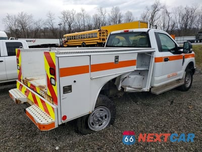 Trzecie zdjęcie samochodu z tyłu: 2017 FORD F250 SUPER DUTY UTILITY / SERVICE TRUCK VIN:1FTBF2B62HEF08764 - miniatura