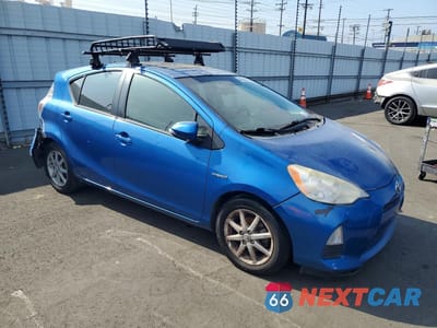 Czwarte zdjęcie samochodu z boku: 2013 TOYOTA PRIUS C THREE VIN:JTDKDTB3XD1034565 - miniatura