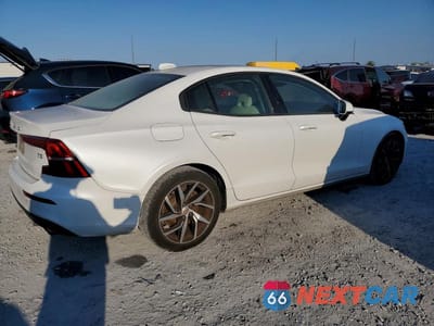 Trzecie zdjęcie samochodu z tyłu: 2020 VOLVO S60 T5 MOMENTUM VIN:7JR102FKXLG047736 - miniatura