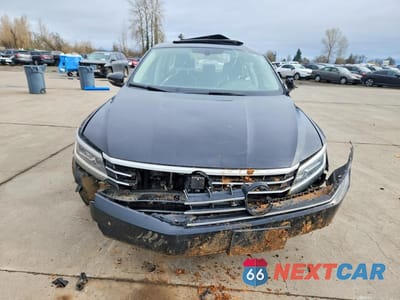 Piąte zdjęcie samochodu w środku: 2018 VOLKSWAGEN PASSAT SE VIN:1VWBA7A35JC010320 - miniatura