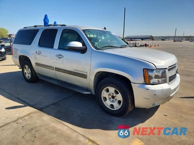 Czwarte zdjęcie samochodu z boku: 2014 CHEVROLET SUBURBAN C1500 LT VIN:1GNSCJE06ER200972 - miniatura