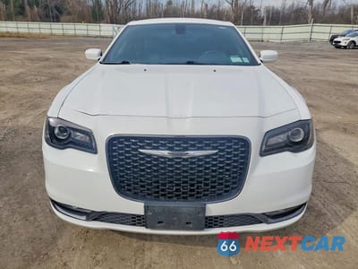 Piąte zdjęcie samochodu w środku: 2015 CHRYSLER 300 S VIN:2C3CCAGG9FH803413 - miniatura