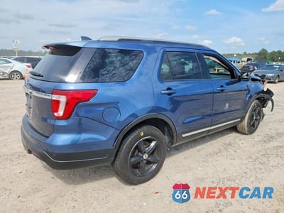 Trzecie zdjęcie samochodu z tyłu: 2019 FORD EXPLORER XLT VIN:1FM5K7D82KGA07885 - miniatura