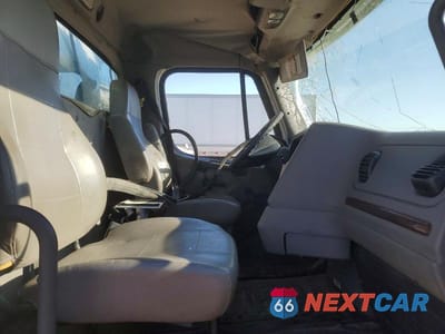 Piąte zdjęcie samochodu w środku: 2017 FREIGHTLINER M2 106 MEDIUM DUTY VIN:1FVHCYCY3HHJC5971 - miniatura