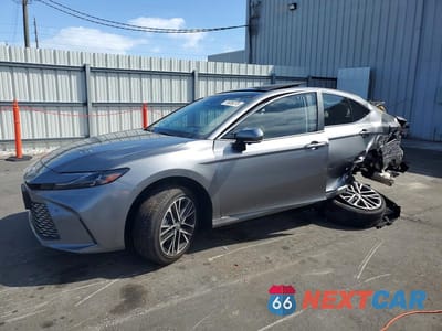 2025 TOYOTA CAMRY XLE 4T1DAACK2SU639389 - główne zdjęcie licytacji z USA - miniatura