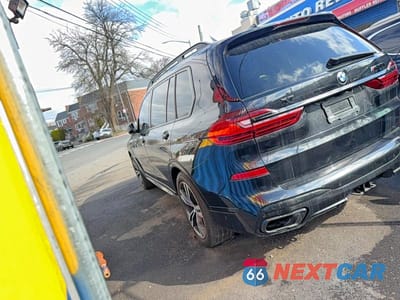 Trzecie zdjęcie samochodu z tyłu: 2020 BMW X7 M50I VIN:5UXCX6C0XLLE35667 - miniatura