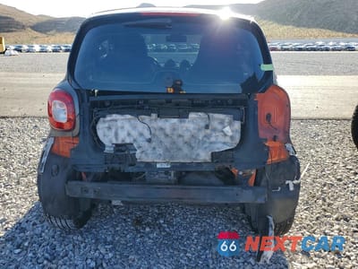 Zdjęcie 6 z 12 samochodu: 2017 SMART FORTWO VIN:WMEFJ9BA8HK214558 - miniatura