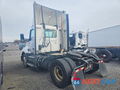 Trzecie zdjęcie samochodu z tyłu: 2020 KENWORTH T680 SEMI TRUCK VIN:1XKYA48XXLJ393159 - miniatura