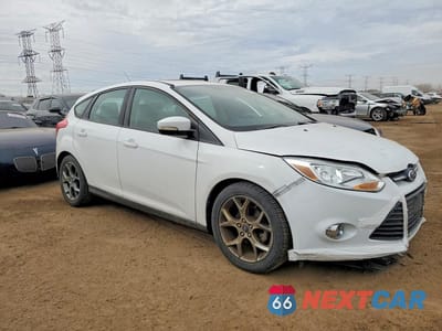 Czwarte zdjęcie samochodu z boku: 2013 FORD FOCUS SE VIN:1FADP3K23DL260951 - miniatura