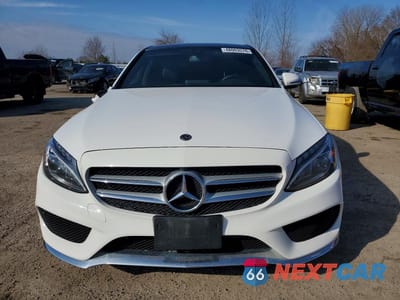 Piąte zdjęcie samochodu w środku: 2018 MERCEDES-BENZ C 300 4MATIC VIN:55SWF4KB5JU257039 - miniatura