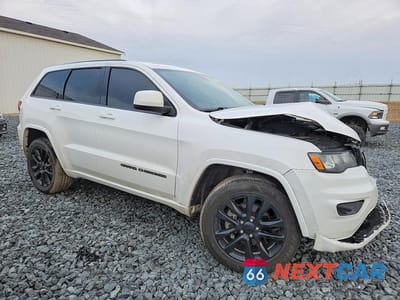 Czwarte zdjęcie samochodu z boku: 2020 JEEP GRAND CHEROKEE LAREDO VIN:1C4RJFAG3LC400124 - miniatura