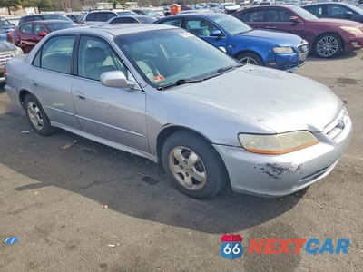 Czwarte zdjęcie samochodu z boku: 2001 HONDA ACCORD EX VIN:1HGCG66871A002656 - miniatura
