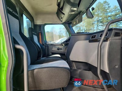 Piąte zdjęcie samochodu w środku: 2020 FREIGHTLINER CASCADIA 116 SEMI TRUCK VIN:1FUJHTDV7LLLC2050 - miniatura