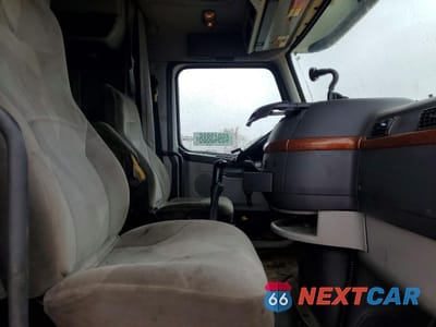 Piąte zdjęcie samochodu w środku: 2012 VOLVO VN VNL VIN:4V4NC9EJ9CN548190 - miniatura