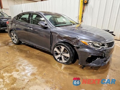 Czwarte zdjęcie samochodu z boku: 2019 KIA OPTIMA S VIN:5XXGT4L31KG302983 - miniatura