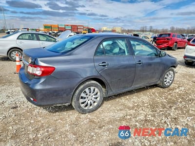 Trzecie zdjęcie samochodu z tyłu: 2013 TOYOTA COROLLA LE VIN:2T1BU4EE7DC040306 - miniatura