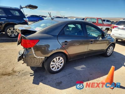 Trzecie zdjęcie samochodu z tyłu: 2010 KIA FORTE 4D EX VIN:KNAFU4A22A5843687 - miniatura