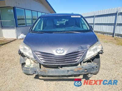 Piąte zdjęcie samochodu w środku: 2016 TOYOTA SIENNA LE 8-PASSENGER VIN:5TDKK3DC0GS725369 - miniatura