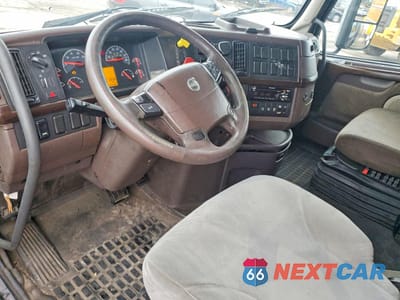 Zdjęcie 9 z 10 samochodu: 2016 VOLVO VNL SEMI TRUCK VIN:4V4NC9EH8GN932447 - miniatura