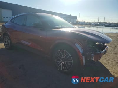 Czwarte zdjęcie samochodu z boku: 2025 FORD MUSTANG MACH-E PREMIUM VIN:3FMTK3SU7SMA03210 - miniatura